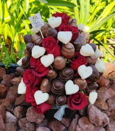 Pino con corazones de jicama: Fresas cubiertas de chocolate blanco, de leche y/o semi amargo acompañadas de rosas y corazones de jicama :: Petalos, el dulce bouquet de frutas