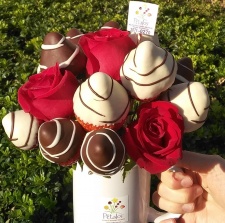 Taza con rosas: Taza de fresas con chocolate acompañada de 3 rosas naturales. :: Petalos, el dulce bouquet de frutas