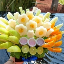 Jardín de Jícama: Fresco y saludable bouquet, excelente para cualquier ocasión con flores en jícama y centro de piña miel o mango; rebanadas de manzana, naranja, limón y pepino con pequeños contenderores de chile picosito, chile dulce y tamarindo cocido y colado. (Se muestra la presentación "Grande") :: Petalos, el dulce bouquet de frutas