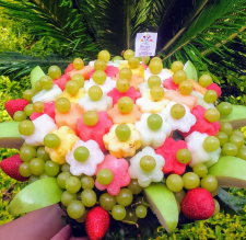 Jardín de ramos de uva y flores: Hermosas  florecitas de piña miel, sandía, melón cantaloupe y melón valenciano con centro de uva y  fresas, rodeadas de seleccionados y deliciosos ramos de uva. (Se muestra la presentación Natural) :: Petalos, el dulce bouquet de frutas