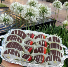 Charola de Frutas con Chocolate: Deliciosas fresas, rebanadas de manzana, cubiertas con chocolate de leche, blanco y semi amargo. (Se muestra la presentación mediana) :: Petalos, el dulce bouquet de frutas