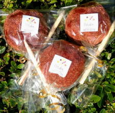 Manzana con Chamoy: Exquisita manzana granny cubierta  con pasta de tamarindo con chile y a su vez con una capa de chile en polvo, el cual puede ser dulce o picosito.
Si se quiere partida en gajos cuesta $45 :: Petalos, el dulce bouquet de frutas