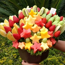 Jardin de Estrellas: Exquisitos estrellas en piña miel, melón cantaloupe, melón valenciano y sandía, con kiwi, fresa, naranja y manzana. (Se muestra la presentación "Natural") :: Petalos, el dulce bouquet de frutas