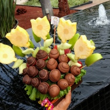 Jardín de Tulipanes: Un hermoso jardin de fresas con flores de tulipán en piña miel y hojitas. (Se muestra la presentación "Chocolate") :: Petalos, el dulce bouquet de frutas