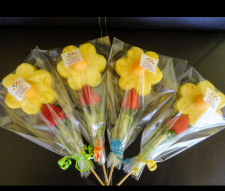 Banderillas individuales: Exquisitas banderillas con una figura de piña miel, fresa, kiwi, melón y uva dentro de una bolsa de celofán transparente con un moño. :: Petalos, el dulce bouquet de frutas