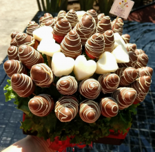 Fresas1 con Chocolate y Corazones: <p>M56  Cautivador Bouquet de exquisitas fresas con chocolate europeo (blanco, semi amargo y de leche), acompa&ntilde;adas por deliciosos corazones en j&iacute;cama o pi&ntilde;a miel. (Se muestra la presentaci&oacute;n Grande)</p> :: Petalos, el dulce bouquet de frutas