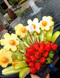 Jardin de Margaritas: Un delicado jardín con flores en piña miel y centros de melón cantaloupe, sobre exquisitas hojitas que nacen de una base de fresas selectas y deliciosas. (Se muestra la presentación "Natural") :: Petalos, el dulce bouquet de frutas