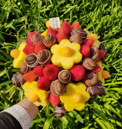 Maceta 7 flores: Flores de piña miel y centro de melón acompañadas con fresas cubiertas con el chocolate de tu elección. :: Petalos, el dulce bouquet de frutas :: Petalos, el dulce bouquet de frutas