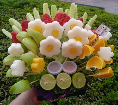 Jardín de jícama con fresas y más frutas: Nutritivo bouquet con florecitas en jícama con centro de mango o piña miel, gajos de manzana y pepino, rebanadas de naranja, limón en mitades y botecitos cerrados con chile dulce, chile picosito y tamarindo natural  licuado con chile. Adornado con fresas, mango, kiwi u otra fruta a escoger. (Se muestra la presentación Mediano) :: Petalos, el dulce bouquet de frutas :: Petalos, el dulce bouquet de frutas