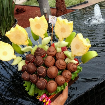 Jardín de Tulipanes: Un hermoso jardin de fresas con flores de tulipán en piña miel y hojitas. (Se muestra la presentación "Chocolate") :: Petalos, el dulce bouquet de frutas :: Petalos, el dulce bouquet de frutas