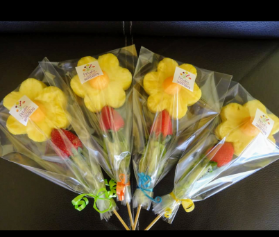 Banderillas individuales: Exquisitas banderillas con una figura de piña miel, fresa, kiwi, melón y uva dentro de una bolsa de celofán transparente con un moño. :: Petalos, el dulce bouquet de frutas :: Petalos, el dulce bouquet de frutas