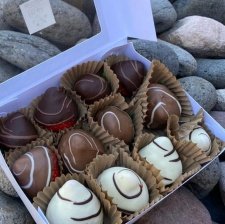 Caja de fresas rectangular: Caja de ventana transparente con capacillos y fresas cubiertas de chocolate.  :: Petalos, el dulce bouquet de frutas